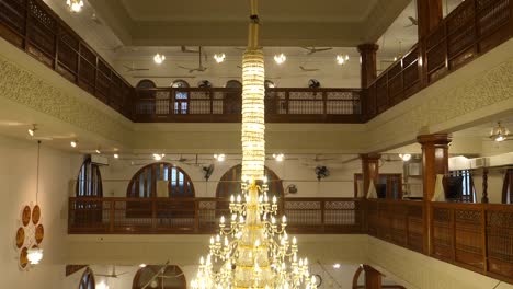 Vista-Interior-De-Una-Gran-Lámpara-Colgante-Iluminada-En-Al-Masjid-Al-Burhani-En-Karachi