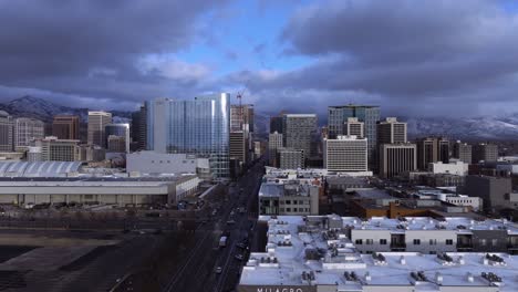 Salt-Lake-City,-Horizonte-De-Utah-Al-Atardecer-En-Invierno---Empuje-En-Antena