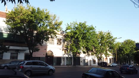 Panorama-Der-Carabobo-Avenue,-Autos-Fahren-In-Der-Nachbarschaft-Von-Flores,-Der-Stadt-Buenos-Aires,-Argentinien,-Der-Heimatstadt-Von-Papst-Franziskus