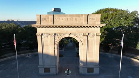 Monumento-A-La-Victoria-En-Newport-News,-Virginia.-Vista-Aérea