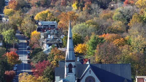 Kirchturm-In-Der-Amerikanischen-Stadt-Im-Herbst