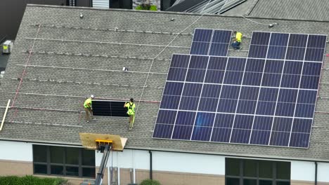 Arbeiter-Installieren-Sonnenkollektoren-Auf-Dem-Dach-Eines-Geschäftsgebäudes