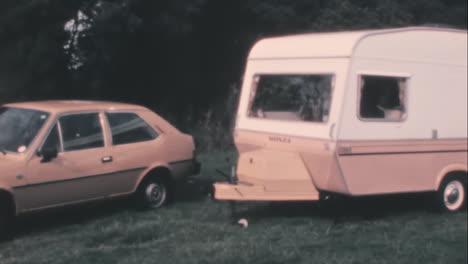 Retro-Camping-Der-1970er-Jahre:-Vintage-Wohnmobilanhänger-In-Norfolk