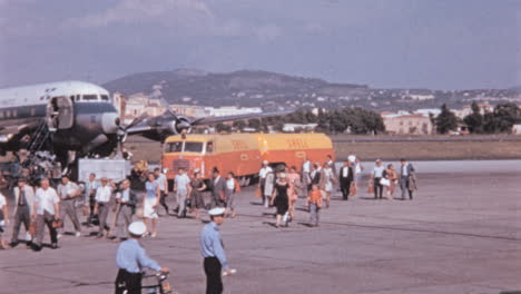 Szene-Am-Flughafen-Rom-In-Den-1960er-Jahren:-Passagiere-Steigen-Aus