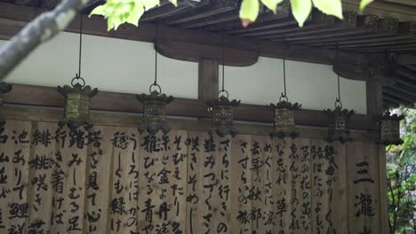 Reihe-Hängender-Laternen-An-Der-Seite-Des-Mikigongendo-Tempels-In-Hiroshima