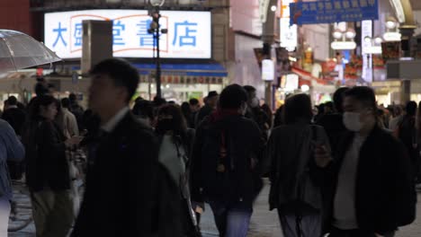 Shibuya-überquert-Fußgänger-Nachts-Bei-Regen,-Tokio,-Japan