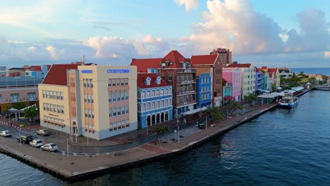 Abgewinkelte-Seitenansicht-Der-Farbenfrohen-Gebäudefassaden-Von-Willemstad-Curacao,-Tropisches-Paradies