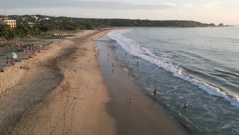 Drohne-Fliegt-über-Zicatela-La-Punta-Puerto-Escondido-Mexiko-Oaxaca-Urlaubsreiseziele