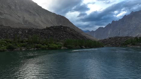 Sereno-Lago-Kachura-Al-Atardecer,-Skardu,-Pakistán