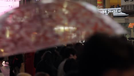 Shibuya-Cruzando-Peatones-Por-La-Noche-Durante-La-Lluvia,-Tokio,-Japón