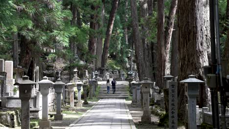 Touristenpaar-Sah,-Wie-Es-In-Der-Ferne-Die-Treppe-Entlang-Des-Weges-Auf-Dem-Okunoin-Friedhof-In-Koya-san-Hinaufging