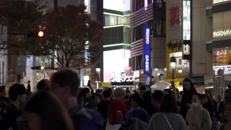 Shibuya-Crossing-Pedestrians-at-Night,-Tokyo,-Japan