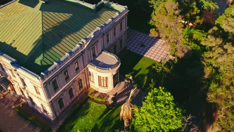 Malerische-Drohnenüberführung-Des-Historischen-Cousino-Palastes-Mit-Grünen-Einheimischen-Gärten,-Santiago