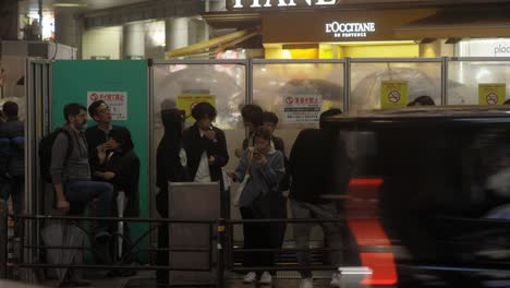 Menschen-Rauchen-Im-öffentlich-Ausgewiesenen-Raucherbereich-Auf-Der-Straße,-Shibuya,-Tokio,-Japan
