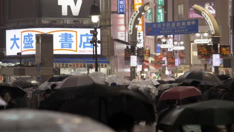 Shibuya-überquert-Fußgänger-Nachts-Bei-Regen,-Tokio,-Japan
