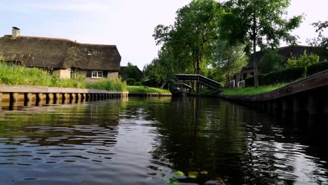 Reflexionen-über-Den-Flusskanälen-Des-Niederländischen-Dorfes-Giethoorn-In-Den-Niederlanden
