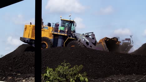 Bulldozer-Schöpft-Eisenerzhaufen-Am-Kohlebergbaustandort