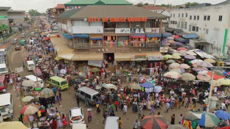 Weitwinkel,-Der-Einen-Überblick-über-Das-Florierende-Handelszentrum-Des-Adum-Marktes-In-Afrika-Gibt