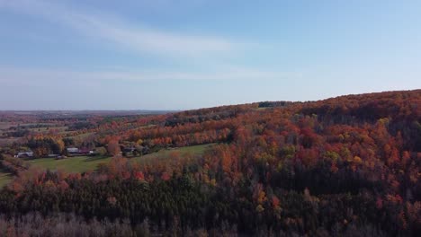 Vibrant-Fall-Colours-In-Southern-Ontario,-Rising-Aerial-Shot