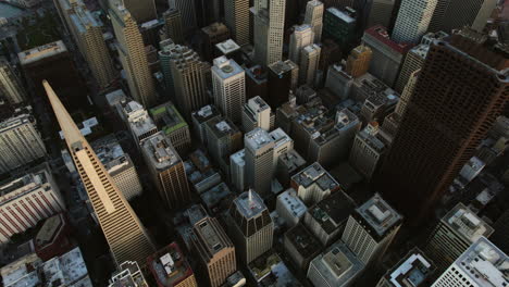 Aerial-view-tilting-over-the-downtown-of-San-Francisco,-sunny-morning-in-USA