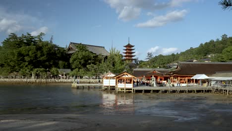 Itsukushima-Schrein-Bei-Ebbe-An-Einem-Sonnigen-Oktobertag-Mit-Blick-Auf-Die-Fünfstufige-Pagode-Im-Hintergrund