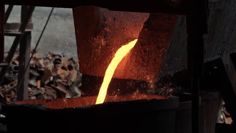 POV-El-Hierro-Se-Está-Derritiendo-Del-Horno-Y-Se-Están-Haciendo-Pequeños-Destellos.