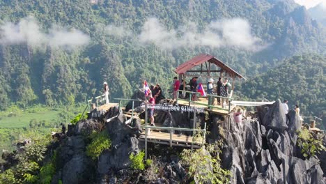 Vista-Aérea-De-Turistas-De-Pie-En-El-Mirador-De-Nam-Xay.