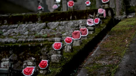 Fila-De-Estatuas-De-Jizo-Bosatsu-En-El-Cementerio-De-Okunoin-En-Koyasan.