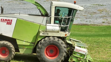 Ein-Grün-weißer-Claas-Jaguar-860-Feldhäcksler,-Der-Auf-Einem-Feld-Arbeitet