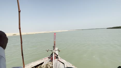 Traditionelles-Boot-Aus-Der-Sicht,-Das-Durch-Sindh-Mangroven-Navigiert.-Pakistan