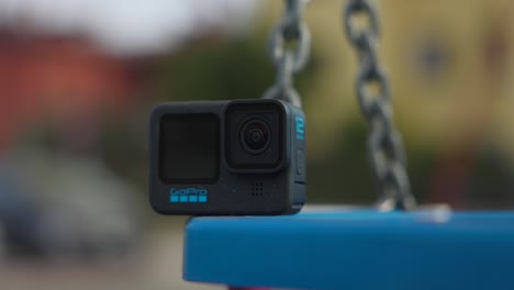 Gopro-Hero-Black-12-Actionkamera-Ruht-Auf-Einer-Schaukel-Im-Park-Mit-Bokeh-Hintergrund