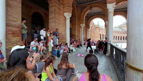 Gente-Viendo-Un-Desfile-En-La-Plaza-De-España---Cámara-Lenta