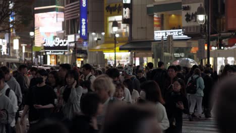 Shibuya-überquert-Fußgänger-Nachts-Bei-Regen,-Tokio,-Japan