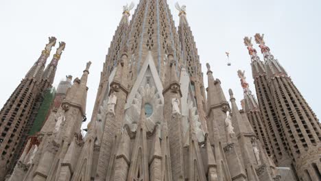 Toma-Inclinada-Hacia-Abajo-De-La-Sagrada-Familia,-La-Iglesia-Católica-Inacabada-Más-Grande-Del-Mundo-Y-Parte-De-Un-Sitio-Declarado-Patrimonio-De-La-Humanidad-Por-La-Unesco.