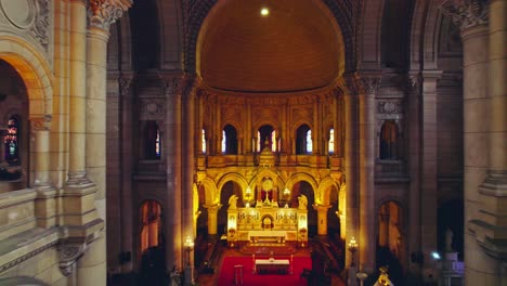 Aerial-View-Toward-The-Altar-Inside-The-Basílica-De-Los-Sacramentinos,-Santiago-De-Chile