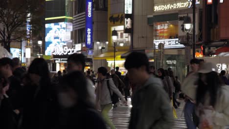 Shibuya-Cruzando-Peatones-Por-La-Noche,-Tokio,-Japón