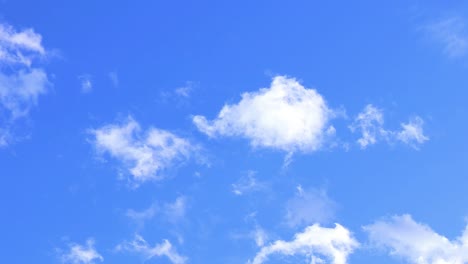 Blauer-Himmel-Mit-Schönen-Weißen-Wolken-Im-Hintergrund