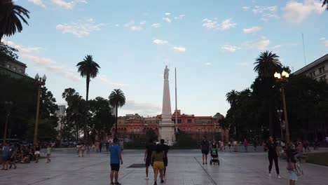 Menschen-Gehen-Entlang-Der-Casa-Rosada-In-Buenos-Aires,-Vom-Plaza-De-Mayo-Aus-Gesehen,-Dem-Präsidentengebäude-Der-Argentinischen-Regierung