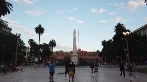 La-Gente-Camina-A-Lo-Largo-De-La-Casa-Rosada-De-La-Ciudad-De-Buenos-Aires,-Vista-Desde-La-Plaza-De-Mayo,-Edificio-Presidencial-Del-Gobierno-Argentino.