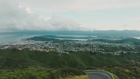 Vista-Aérea-Panorámica-De-La-Capital-Wellington-Con-Casas-Suburbanas-Residenciales,-Edificios-Del-Centro-De-La-Ciudad,-Puerto-Y-Colinas-En-La-Isla-Norte-De-Nueva-Zelanda-Aotearoa