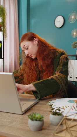 Mujer-De-Negocios-Tomando-Un-Descanso-Del-Trabajo-Con-Gafas-3D-Comiendo-Palomitas-De-Maíz-Y-Viendo-Una-Película-En-La-Oficina