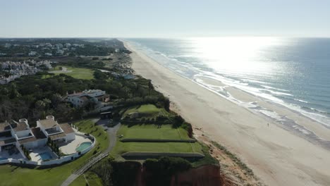 Luftaufnahme-Von-Ancao-Gartenhäusern-Am-Strand-Der-Algarve,-Almancil,-Portugal