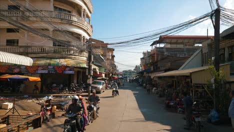 Phnom-Penh-Kambodscha-Verkehr-Gimbal-Schuss-Müll-Verschmutzung-Asiatische-Stromleitungen-4k