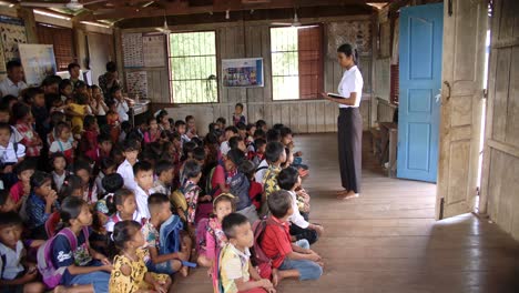 Profesor-De-Escuela-En-El-Sudeste-Asiático-Con-Estudiantes.