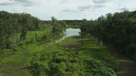 Sobrevolar-Pantanos-Con-Vegetación-En-El-Lago-Spile,-Condado-De-Vernon,-Missouri,-Estados-Unidos