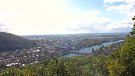 Blick-Auf-Den-Neckar-Mit-Heidelbergs-Grüner-Landschaft-Mit-Panoramahorizont-Und-Offenem-Himmel