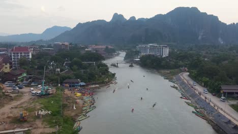 Luftflug-über-Den-Fluss-Nam-Song-Bei-Vang-Vieng-Mit-Vorbeifahrenden-Booten