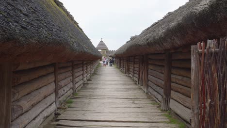 Eine-Archäologische-Stätte-Von-Biskupin-Und-Ein-Lebensgroßes-Modell-Einer-Befestigten-Siedlung-Aus-Der-Spätbronzezeit-In-Nordpolen