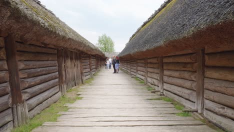 Dentro-De-Un-Sitio-Arqueológico-De-Biskupin-Y-Un-Modelo-De-Tamaño-Natural-De-Un-Asentamiento-Fortificado-De-Finales-De-La-Edad-Del-Bronce-En-El-Norte-De-Polonia