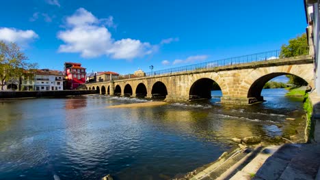 Tiefansicht-Der-Römischen-Brücke-Von-Aquae-Flaviae,-Chaves-Vila-Real-Portugal-Bei-Sonnenaufgang,-Während-Unten-Wasser-Fließt